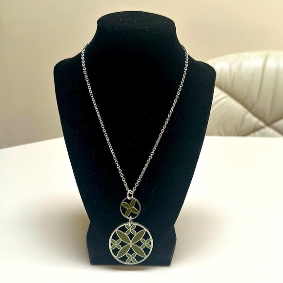 👋 3/$15 FASHION NECKLACE Green Flowers Silver toned - Picture 2 of 6